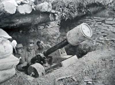 48 arma francesa usada para lançar minas terrestres, 1915 de French Photographer