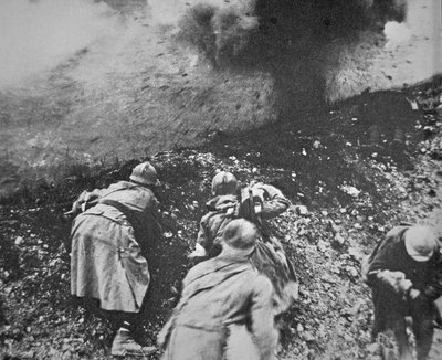 Infantaria francesa sob fogo da artilharia alemã durante a Batalha de Verdun de French Photographer