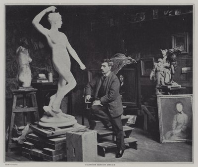 O pintor e escultor francês Alexandre Falguiere em seu estúdio (foto a p/b) de French Photographer