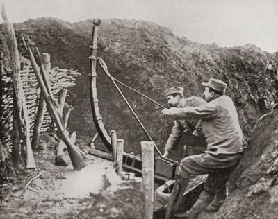 Soldados franceses usando uma catapulta para atirar bombas durante a Primeira Guerra Mundial, de The Illustrated War News, 1915 de French Photographer