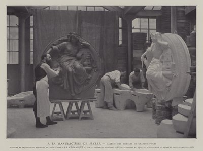 Galeria de grandes peças na fábrica de porcelana de Sevres, França (foto a p/b) de French Photographer