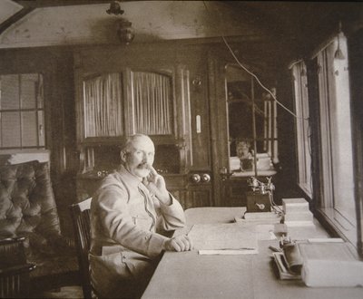 General Pétain na sua sede de vagão-salão durante a Batalha de Verdun, Fevereiro-Dezembro de 1916 (foto a p/b) de French Photographer