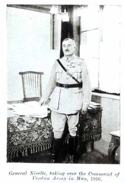 General Robert Nivelle (1856-1924) assumir o comando do exército em Verdun, em maio de 1916 (foto bw) de French Photographer