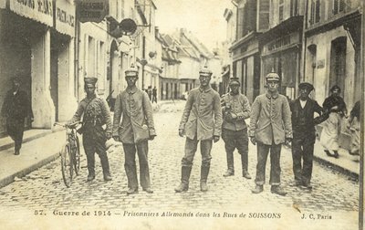 Prisioneiros alemães nas ruas de Soissons, França, Primeira Guerra Mundial (foto a p/b) de French Photographer