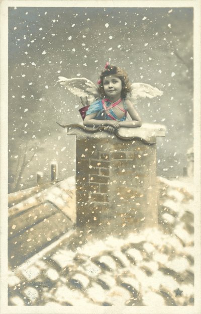 Anjo de menina emergindo do pote de chaminé na neve de French Photographer