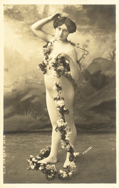 Menina, em, corpo, meia, segurando, guirlanda flores de French Photographer