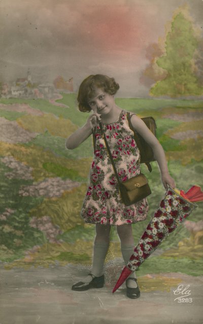 Menina, em, vestido floral, carregar, cone, decorado, com, flores de French Photographer