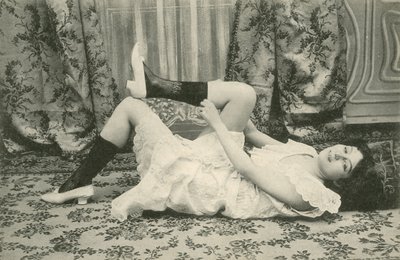 Menina a puxar as meias (foto a p/b) de French Photographer