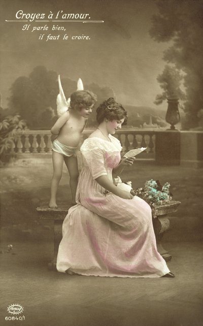 Menina, leitura, um, carta amor, com, cupid, olhar, dela, ombro de French Photographer
