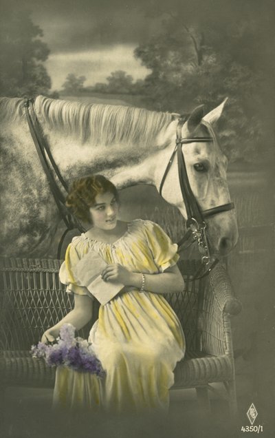 Menina sentada no sofá com cavalo branco atrás (foto a cores) de French Photographer