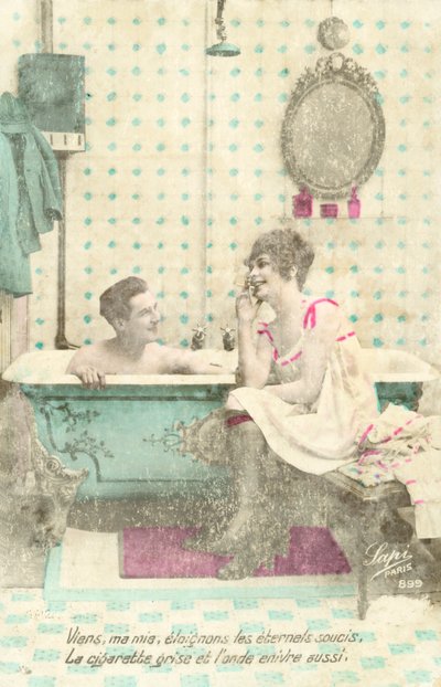Menina, fumando, conversando com o homem no banho de French Photographer