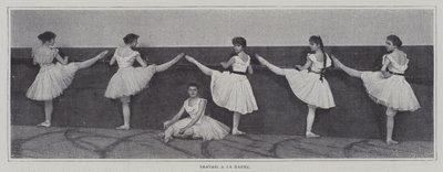 Meninas que fazem exercícios em bares numa aula de ballet (foto a p/b) de French Photographer