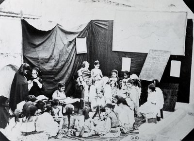 Escola de meninas na Argélia, 1860 de French Photographer