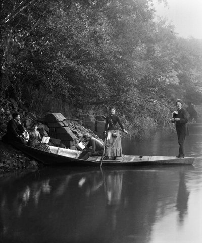 Grupo de amigos, num passeio, a descansar num barco. Fotografia de finais do século XIX. Coleção Ducos. de French Photographer