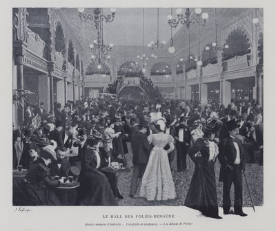 Hall of the Folies Bergere, Paris, durante um intervalo (foto a p/b) de French Photographer