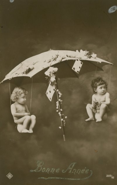 Cartão de feliz ano novo com dois bebês pendurado em um guarda-chuva, enviado em 1913 de French Photographer