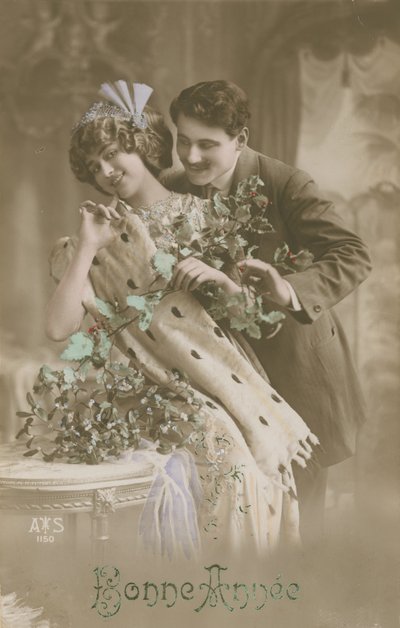 Feliz ano novo cartão de cumprimentos com par romântico segurando visco, 1913 (fotografia colorida à mão) de French Photographer