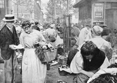 Vendedor ambulante entre os compradores e vendedores, Les Halles, Paris, 1896 de French Photographer
