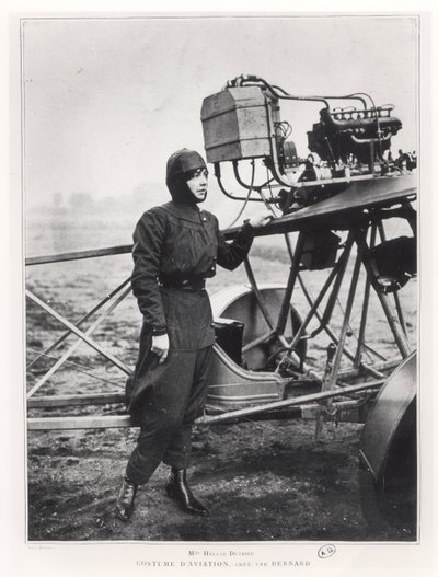 Helene Dutrieu (1877-1961) ao lado de um avião, antes de 1914 de French Photographer