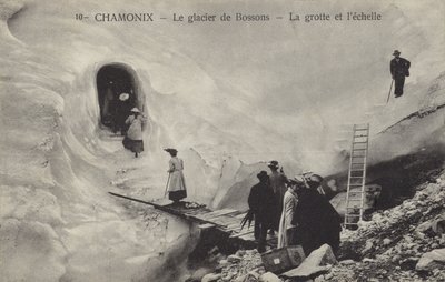 Gruta e escada de gelo, Glaciar Bossons, Chamonix, França (foto a p/b) de French Photographer