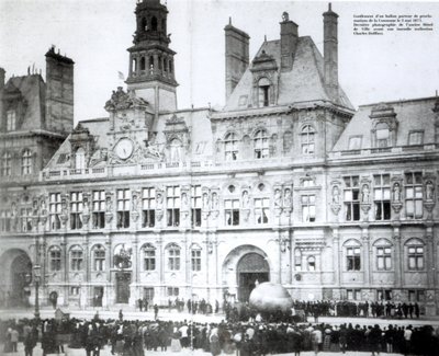 Inflar um balão com as declarações da Comuna anexada a ele fora do Hotel de Ville, Paris, 3 de maio de 1871 de French Photographer