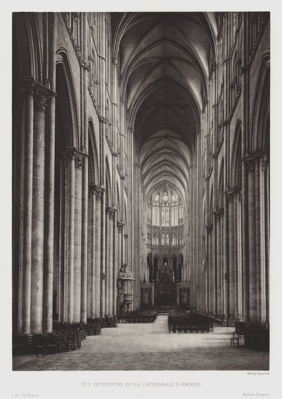 Vista interior da Catedral de Amiens (foto a p/b) de French Photographer