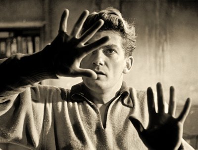 Jean Marais fazendo o papel de Orfeu, 1950 de French Photographer