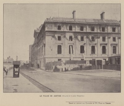 Comuna de Paris, Palácio de Justiça, Vista da Praça Dauphine (foto a p/b) de French Photographer
