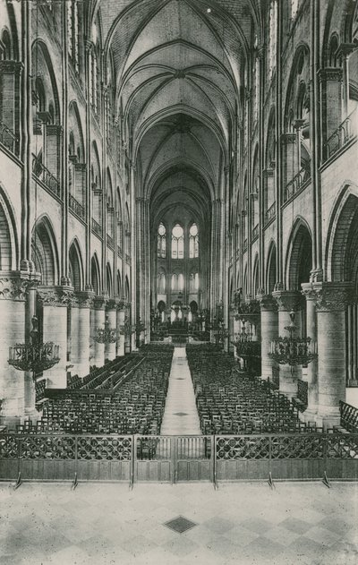 A nave da igreja de Notre-Dame, Nave da Igreja Notre-Dame (foto-grafia) de French Photographer