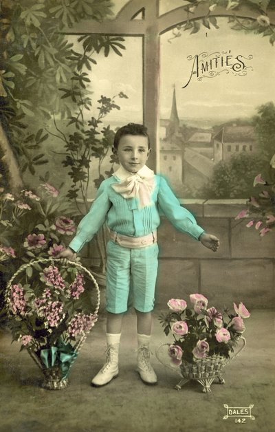 Menino pequeno em azul (foto colorida) de French Photographer