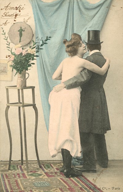 Homem, em, chapéu superior, com, arme ao redor, half-dressed, mulher de French Photographer