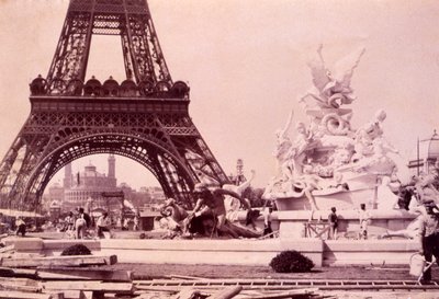 Homens construindo a fonte St. Vidal perto da Torre Eiffel, c.1888 de French Photographer