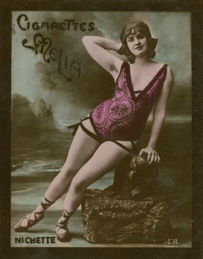 Nichette, garota em roupas íntimas na praia de French Photographer