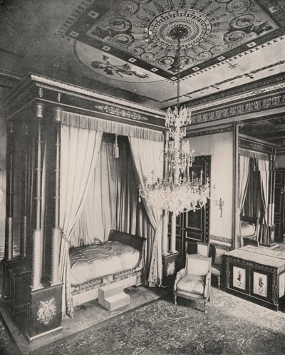 Paris: Cama da imperatriz Josefina no edifício da embaixada alemã (foto a p/b) de French Photographer