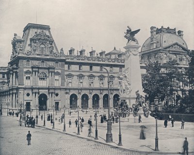 Paris: Monumento de Gambetta no Tribunal do Louvre (foto a p/b) de French Photographer