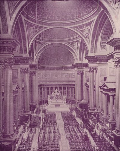 Paris: Interior da Igreja dos Medeleinos (foto a p/b) de French Photographer
