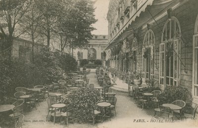 Pátio do Hotel Ritz, Paris. Postal enviado em 1913. de French Photographer