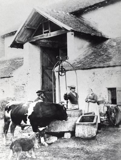 Camponeses ao redor de um poço, no pátio de uma fazenda, c.1860-70 (foto a p/b) de French Photographer
