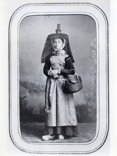 Cartão de visita fotográfico com traje regional francês, c.1860-70 (foto a p/b) de French Photographer