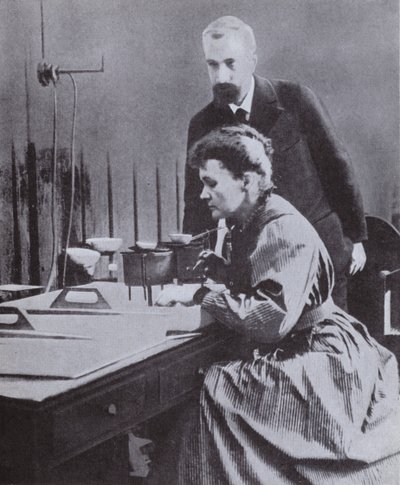 Pierre e Marie Curie, descobridores do Radium, em seu laboratório na Universidade de Paris, 1898 de French Photographer