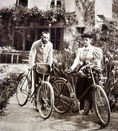 Pierre e Marie Curie no seu jardim em 1895 de French Photographer