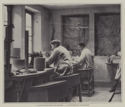 Oficina de polimento na fábrica de porcelana de Sevres, França (foto a p/b) de French Photographer