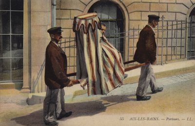 Porteiros carregando um paciente em Aix-Les-Bains (foto colorida) de French Photographer