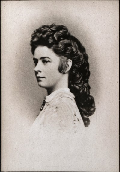 Retrato de Elisabeth da Áustria chamado Sissi (1837-1898), Imperatriz da Áustria e Rainha consorte da Hungria. de French Photographer
