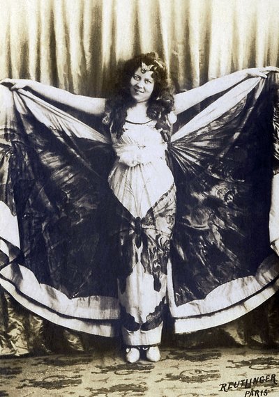 Retrato de Loie Fuller (1862-1928), comediante, cantora e dançarina americana. de French Photographer