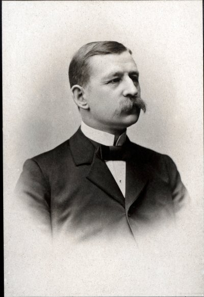 Retrato de Salomon August Andree (1854-1897), engenheiro sueco, físico, aeronauta e explorador polar. de French Photographer