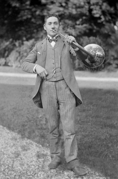 Retrato de um trompista, da banda de Bourmont en Haute Marne, no jardim da Abadia de Septfontaines. Fotografia de finais do século XIX. Coleção Ducos. de French Photographer