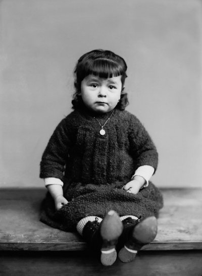 Retrato de uma menina de Bourmont em Haute Marne, com a sua medalha de baptismo. Fotografia de finais do século XIX. Coleção Ducos. de French Photographer