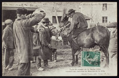 Postal retratando um agricultor no Haute-Loire vendendo comida no mercado, c.1900 de French Photographer