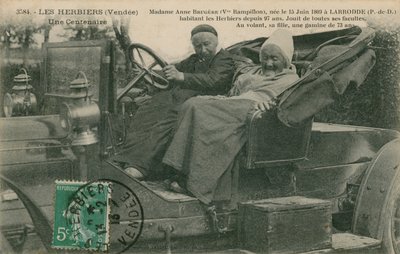 Postal de Madame Anne Brugere em um automóvel com a filha de 73 anos, Les Herbiers, enviada em 1913 de French Photographer